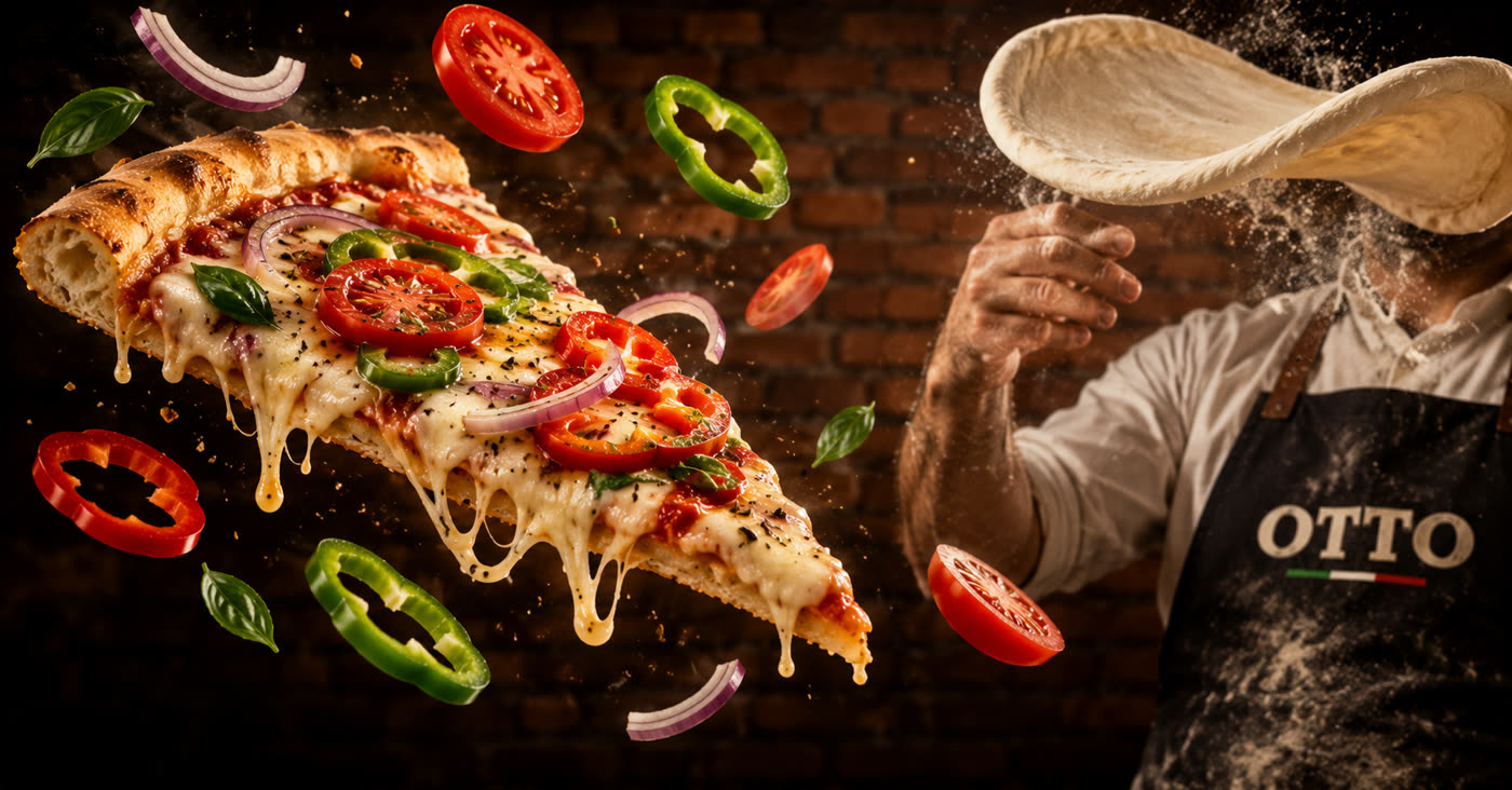 Fatia de pizza Otto com ingredientes em queda e pizzaiolo abrindo massa ao fundo