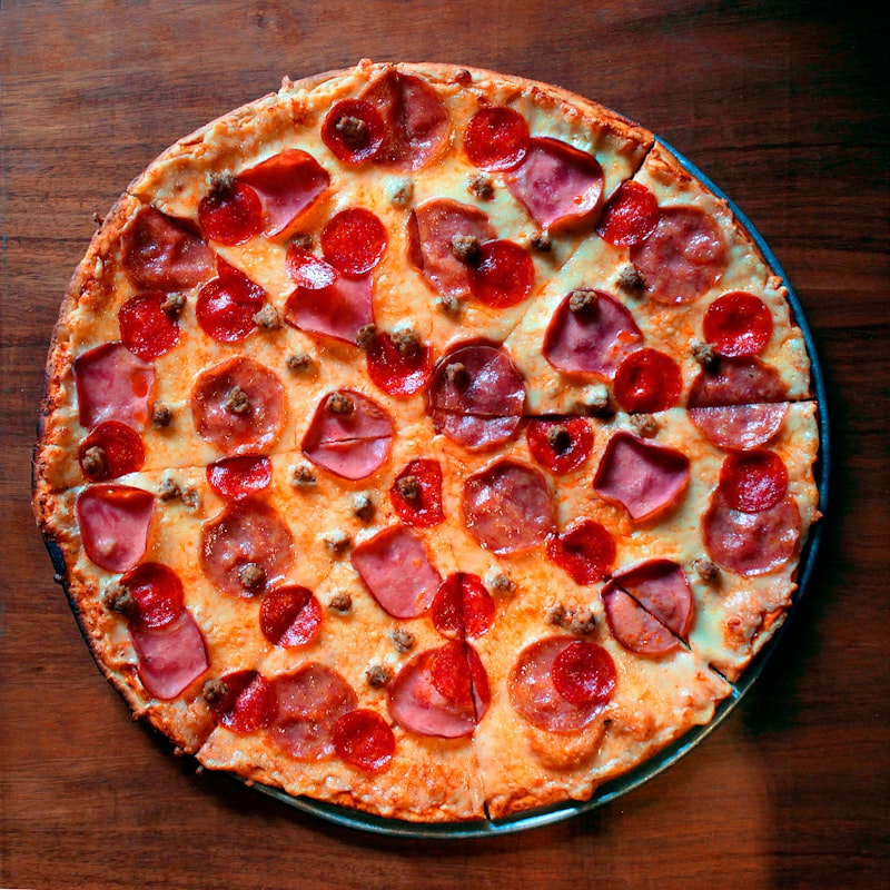 Pizza Charcutaria Otto, com presunto parma, salame e queijos nobres
