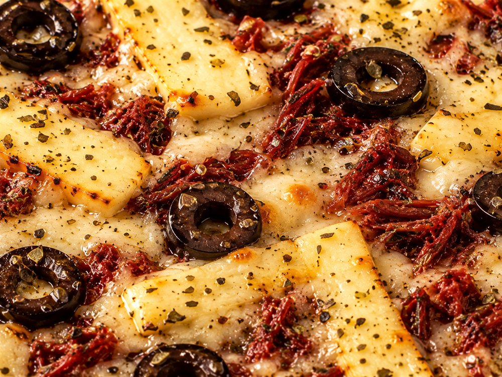 Pizza Carne Seca com Coalho da Otto, com queijo coalho, carne seca desfiada e azeitonas pretas