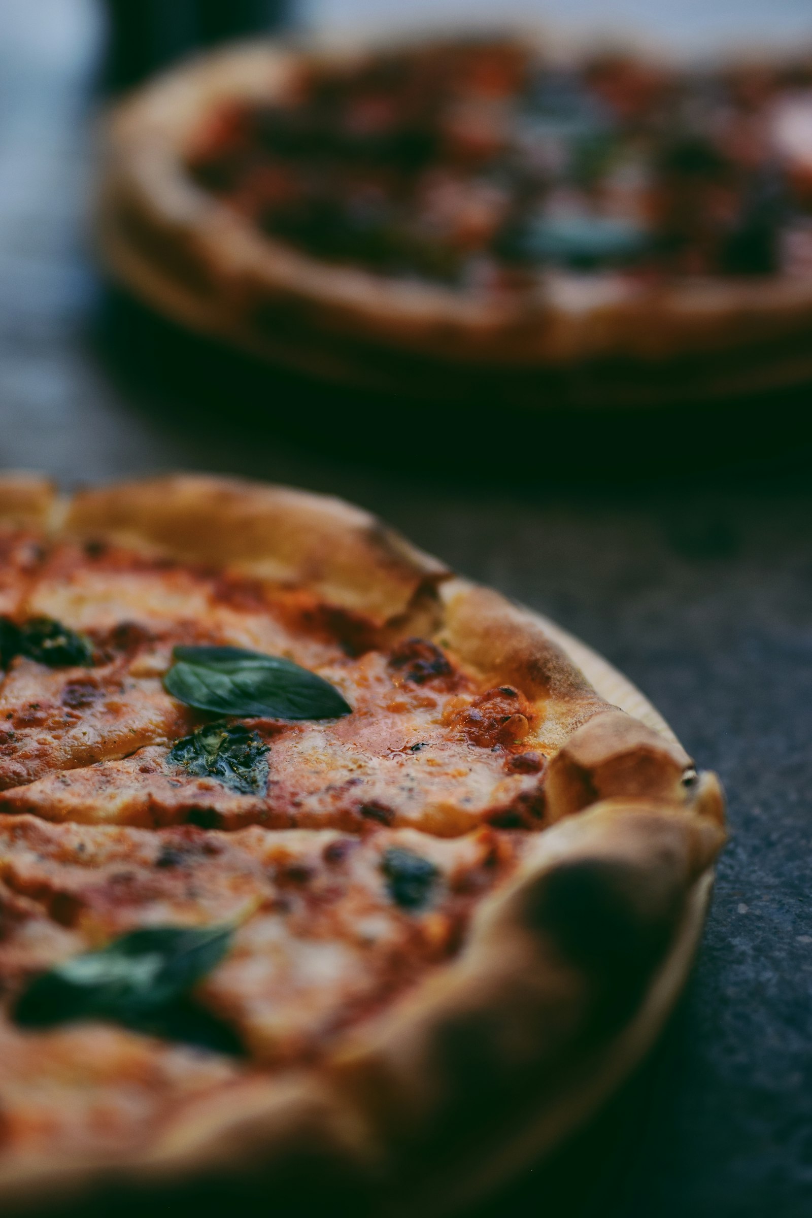 Pizza assando no forno a lenha da Otto Pizzas