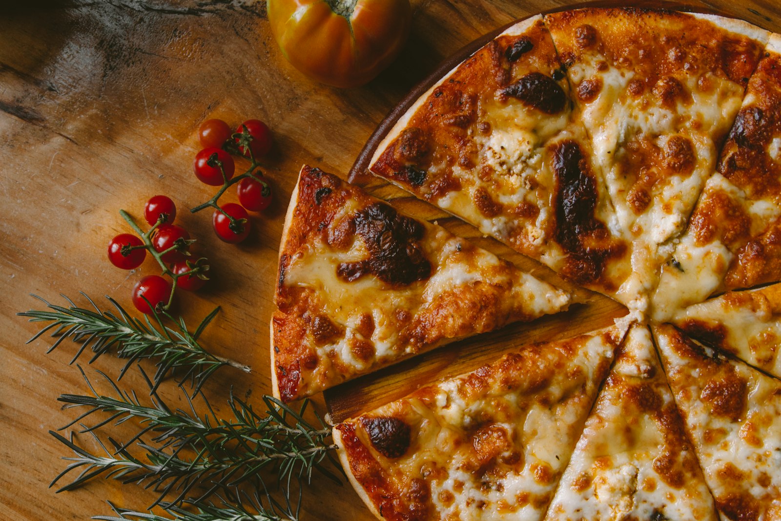 Pizza artesanal Otto recém-saída do forno a lenha, com recheio farto e crosta amanteigada